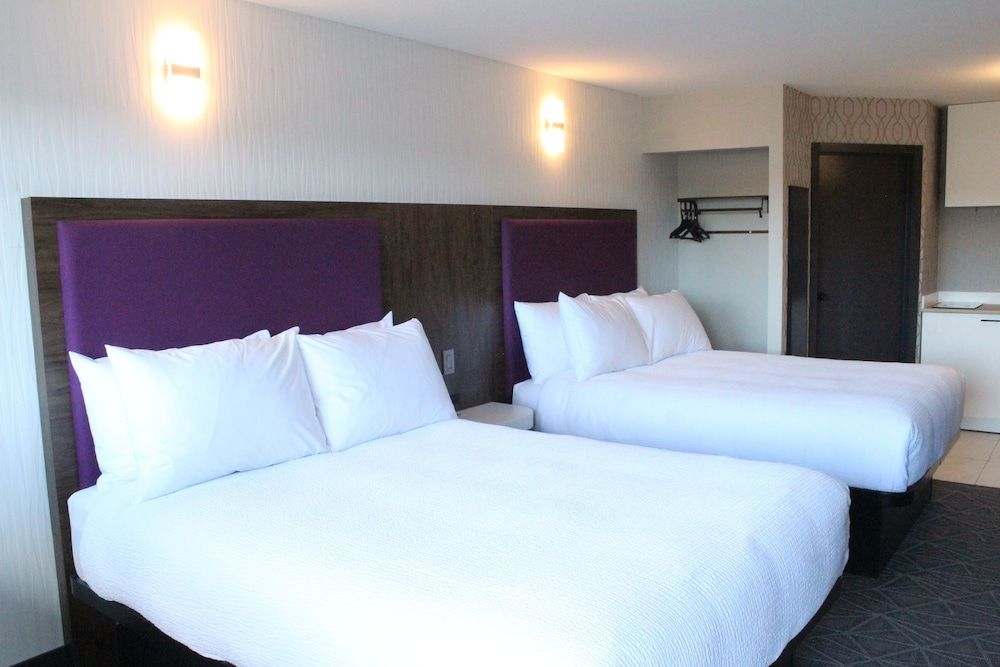 Coast Courtenay Hotel Room, 2 Queen Beds, Kitchenette 2