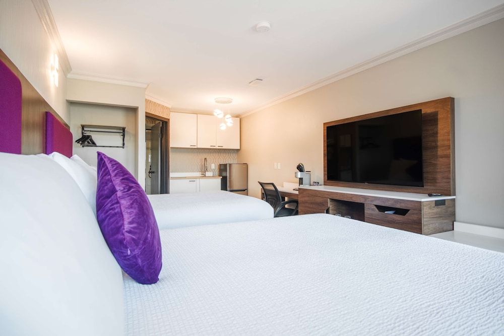 Coast Courtenay Hotel Room, 2 Queen Beds, Kitchenette 4