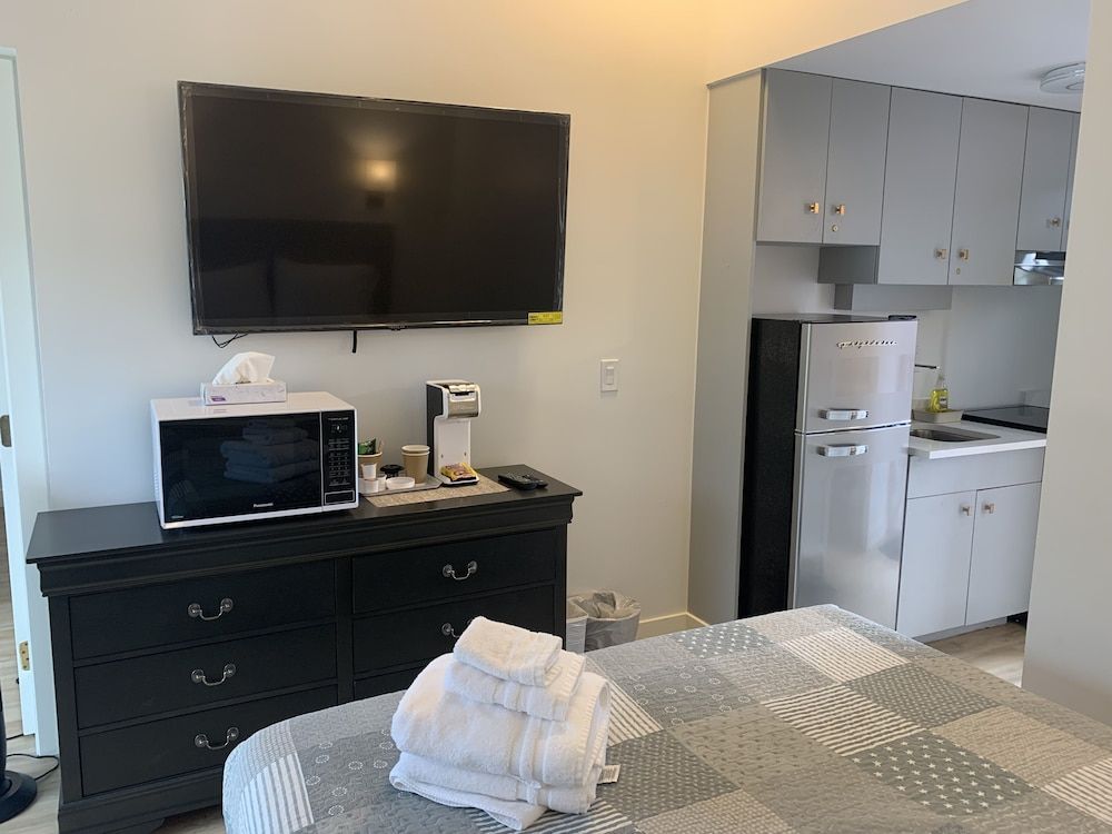 Destination Inn Deluxe Suite, 2 Queen Beds, Kitchen 6