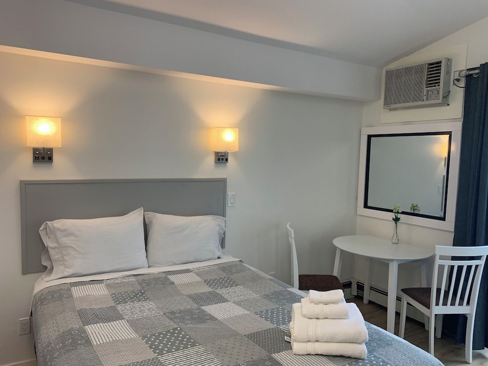 Destination Inn Deluxe Suite, 2 Queen Beds, Kitchen 2