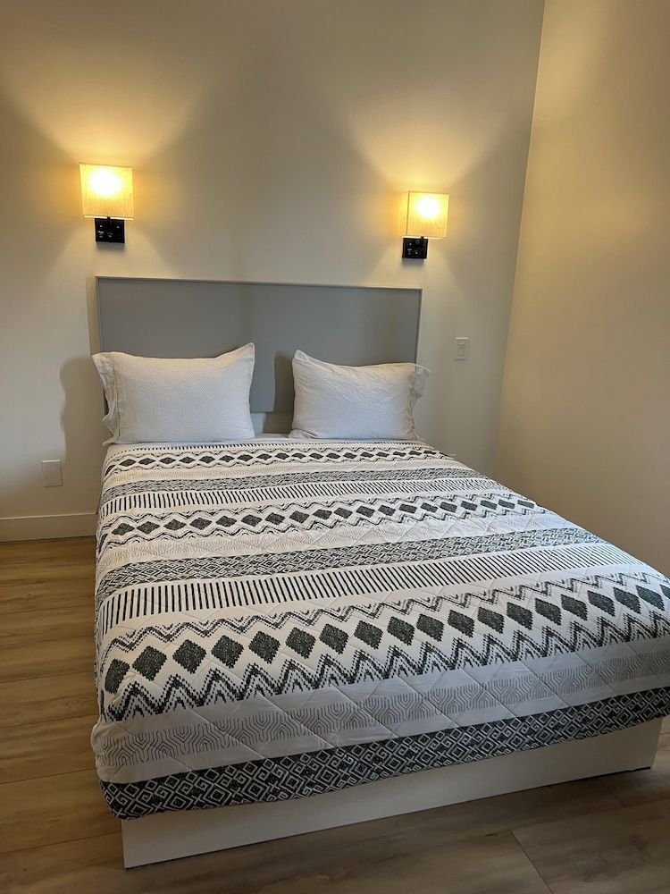 Destination Inn Deluxe Suite, 2 Queen Beds, Kitchen 3