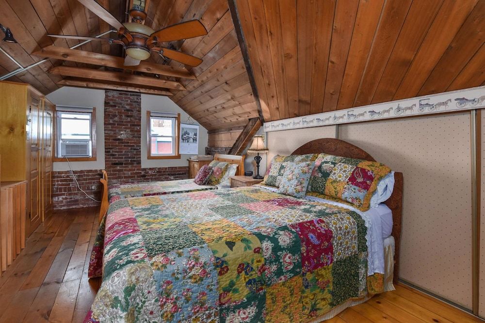 The Noble Suites 201 : The Penthouse South : The Canadiana Suite 2