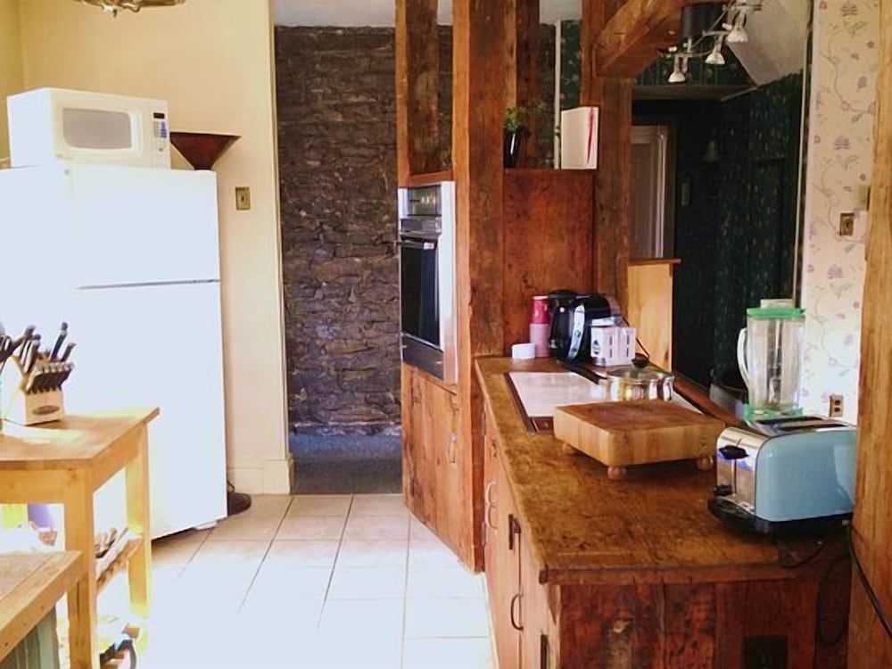 The Noble Suites 201 : The Penthouse South : The Canadiana Suite 6