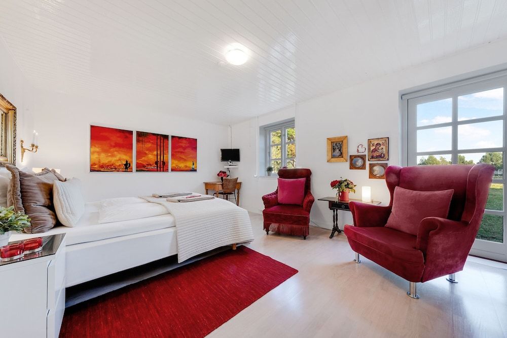 Double Room, 1 King Bed (Det Røde Dobbeltværelse)
