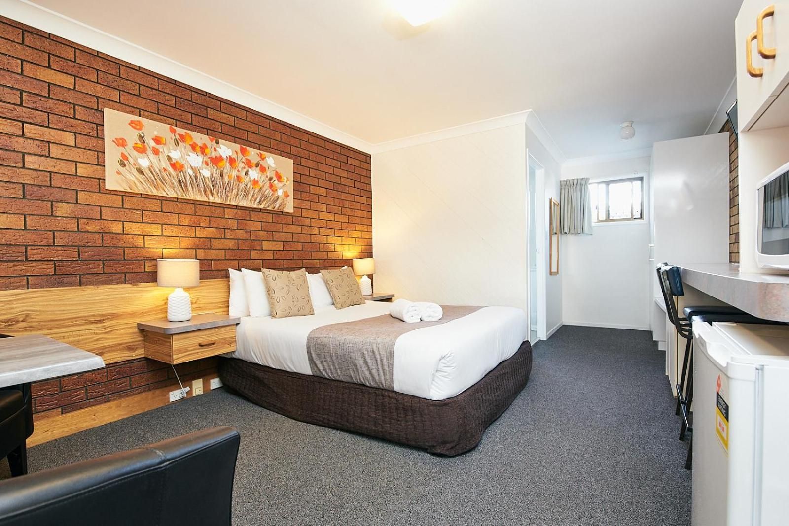 Ruthven Street Motor Inn Queen Room