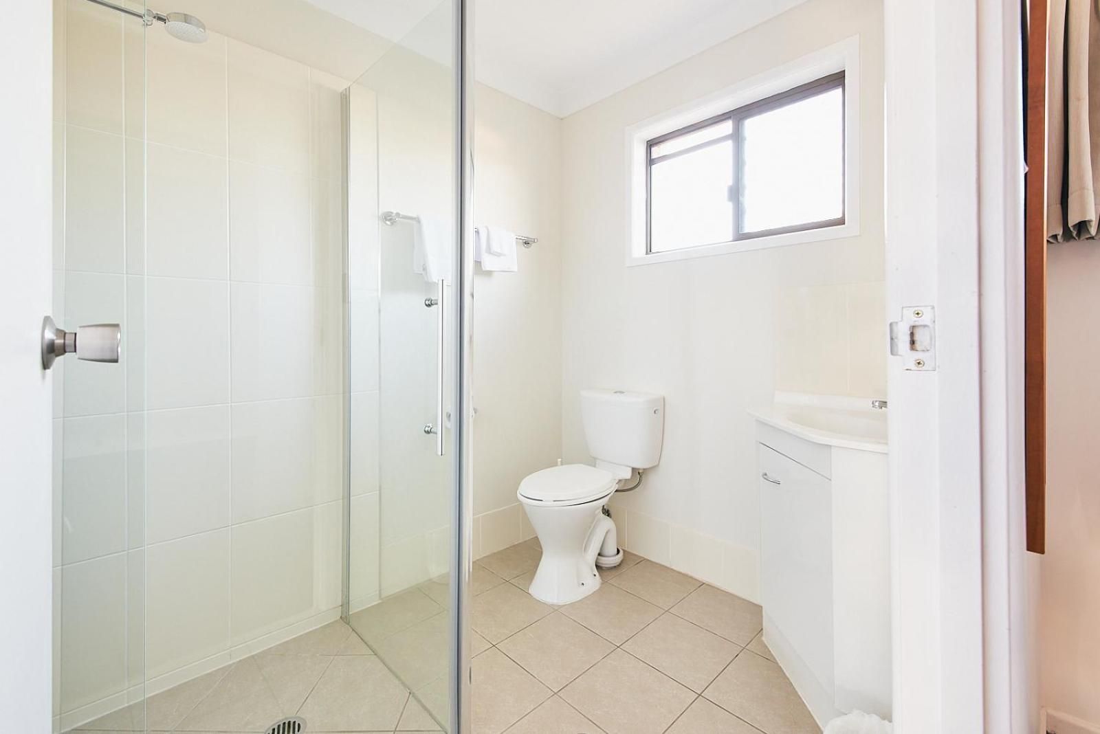 Ruthven Street Motor Inn Queen Room 6