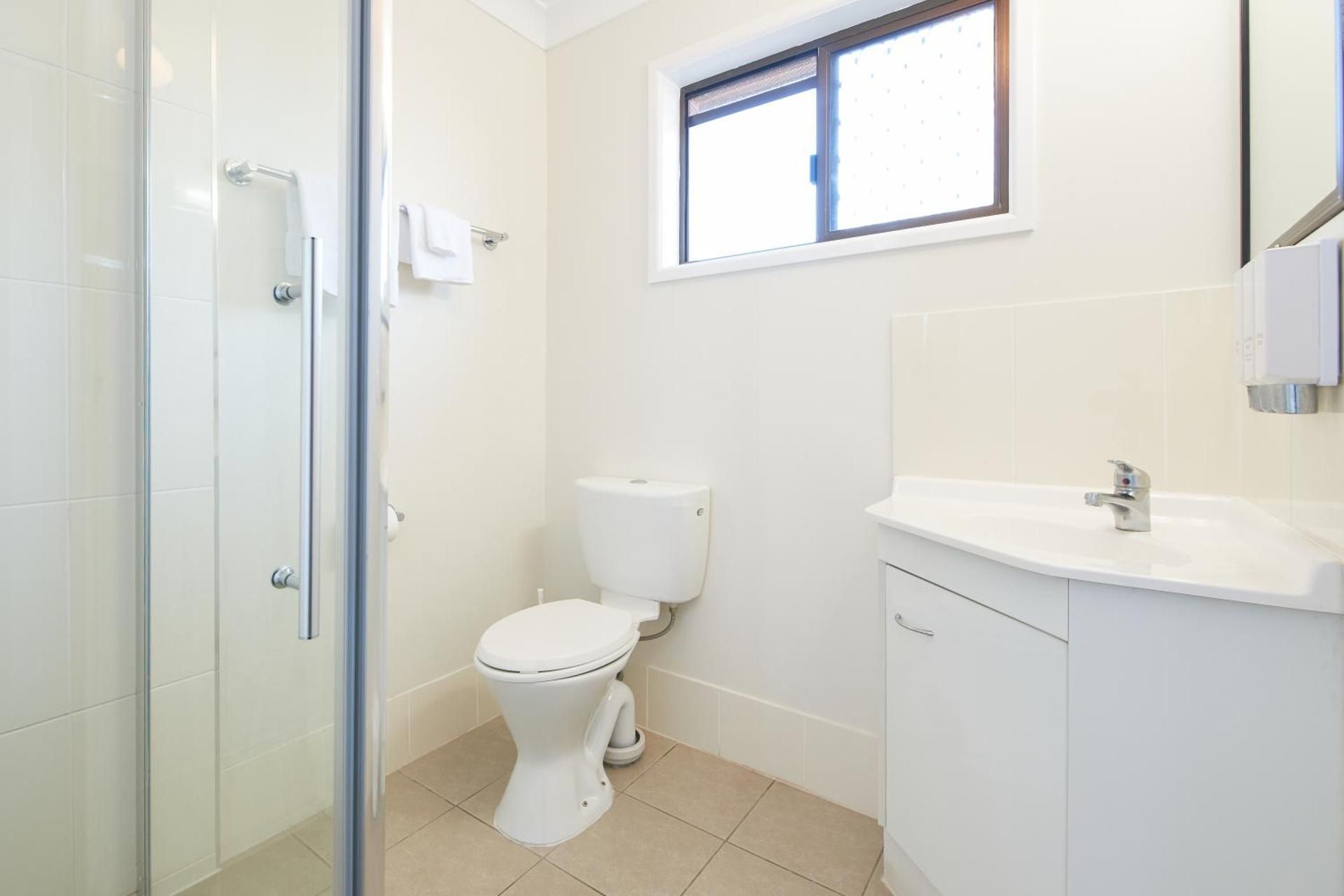 Ruthven Street Motor Inn Queen Room 8