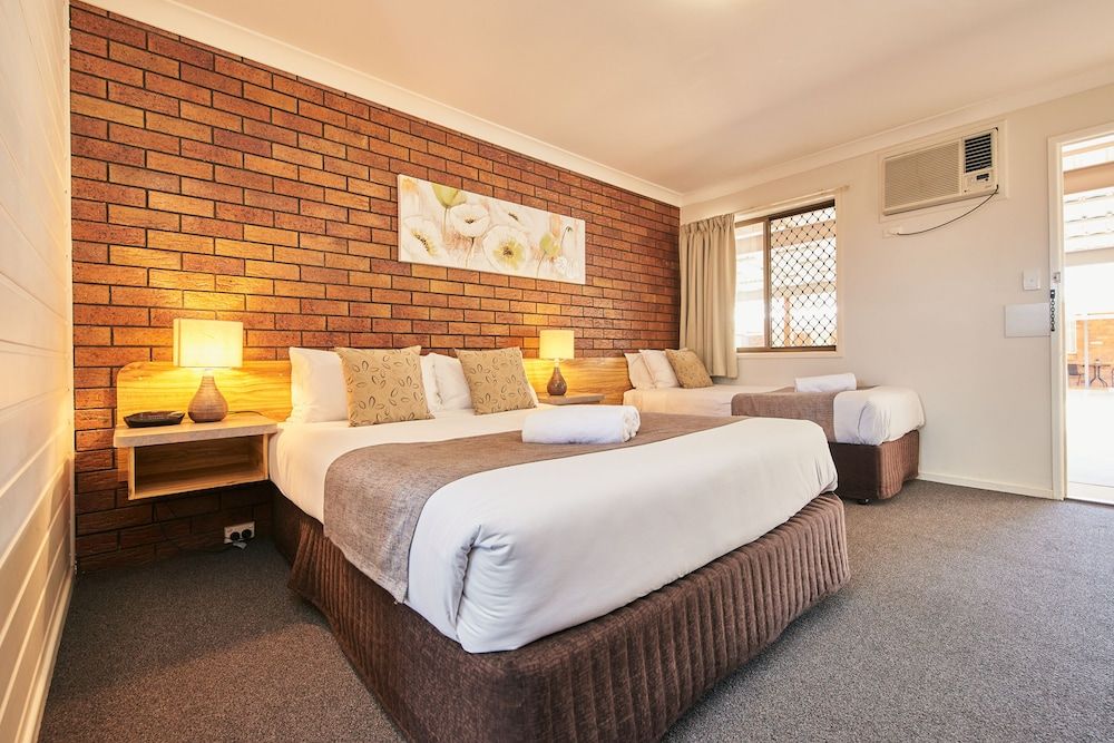 Ruthven Street Motor Inn Standard Twin Room