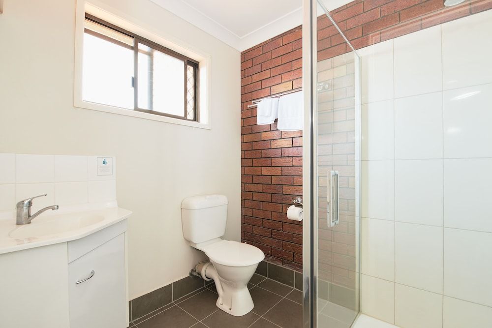 Ruthven Street Motor Inn Standard Twin Room 4