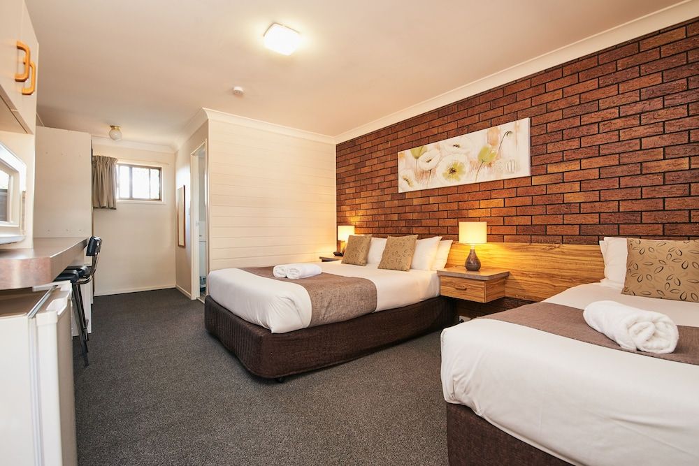 Ruthven Street Motor Inn Standard Twin Room 2