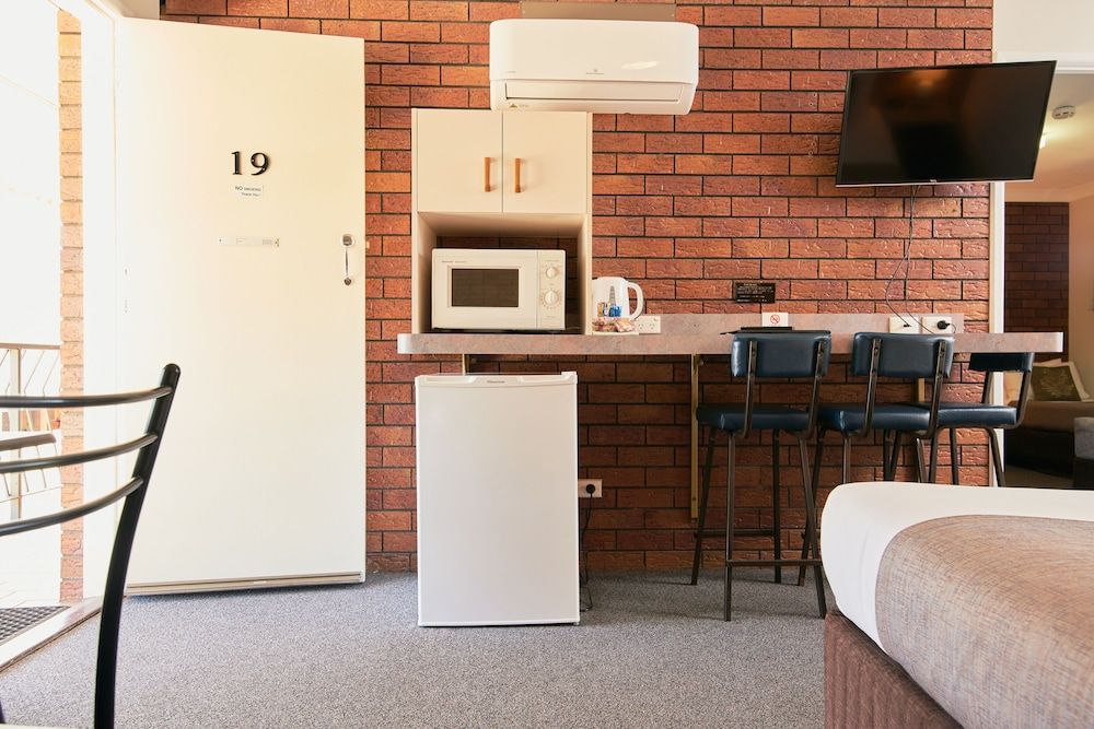 Ruthven Street Motor Inn Family Room, Non Smoking 8