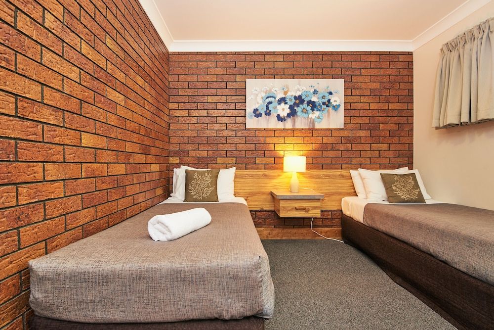 Ruthven Street Motor Inn Family Room, Non Smoking 5