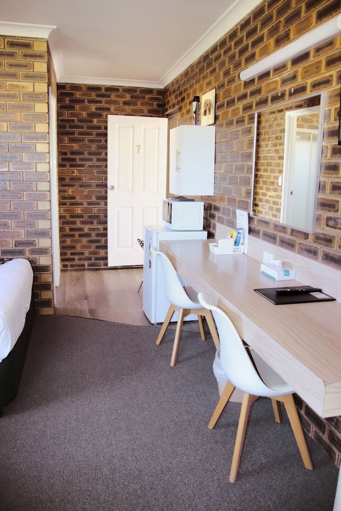 Squatters Homestead Motel Family Room 11