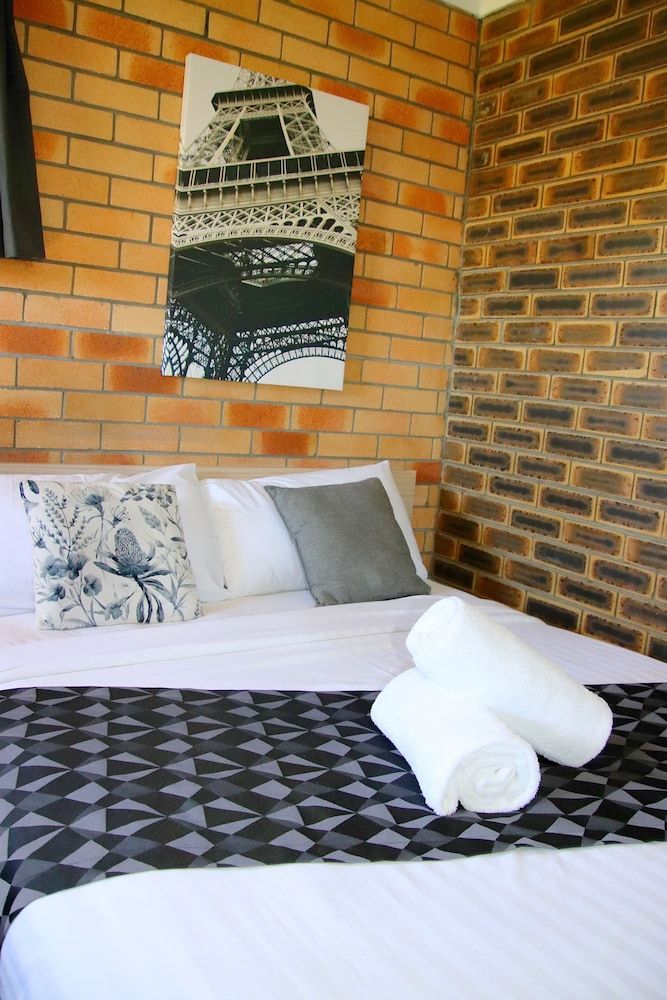 Squatters Homestead Motel Family Room 6