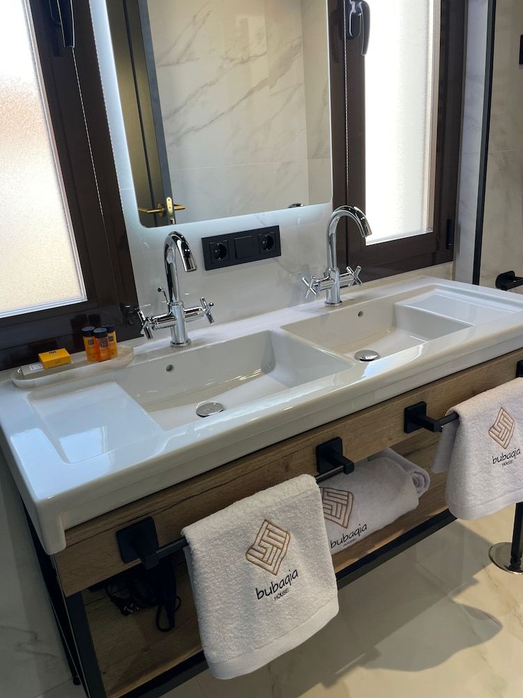 Bubaqia House Junior Suite, Balcony, Courtyard Area 4