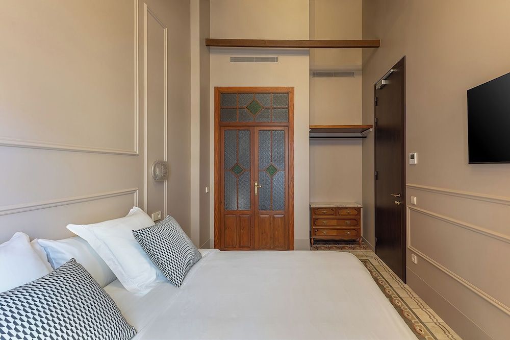 Deluxe Double Room, 1 King Bed, Non Smoking, Private Bathroom