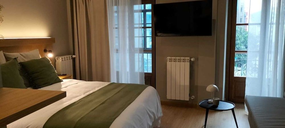 Zalle Oviedo Suites Triple Room 2