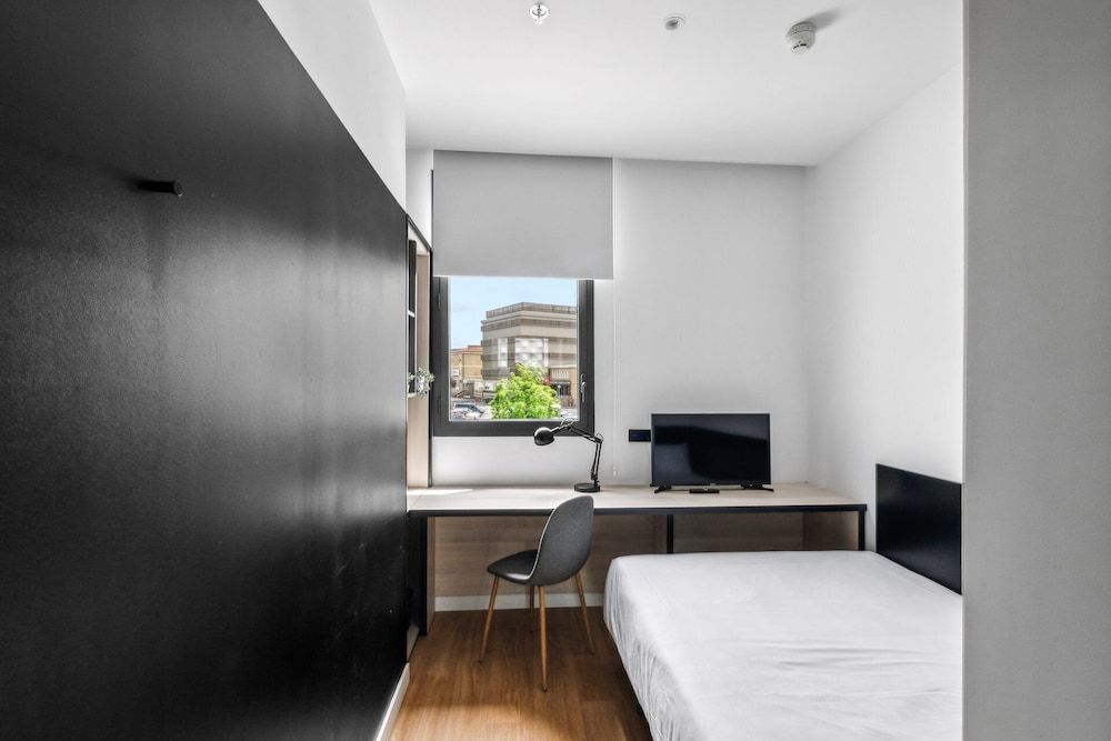 Home and Coliving Pamplona Premium Double Room, 1 Bedroom 2