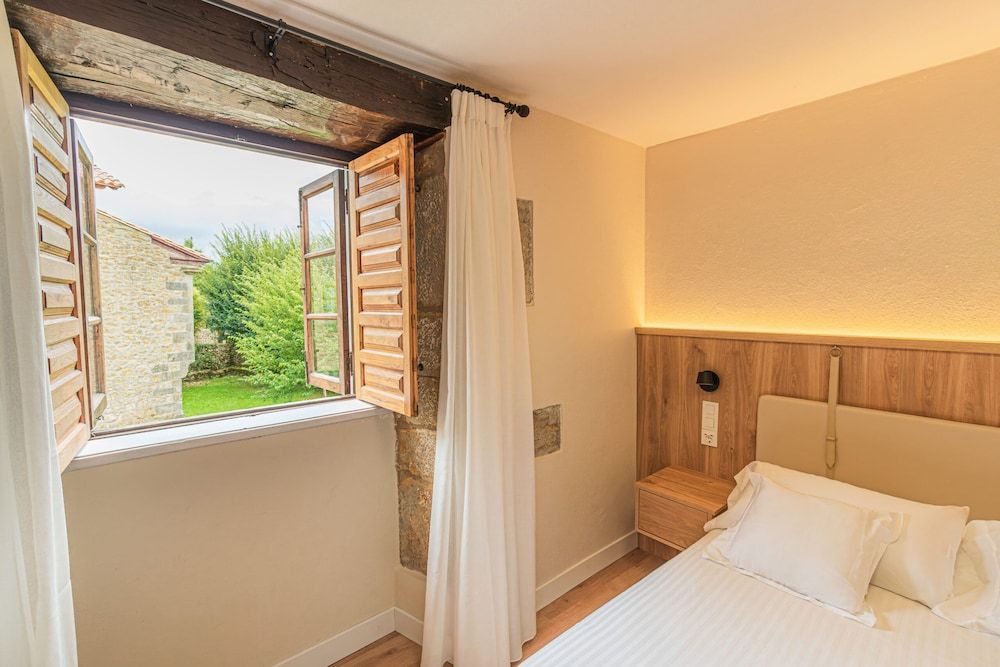 Hotel Bestprice Santillana Deluxe Double Room, City View 3