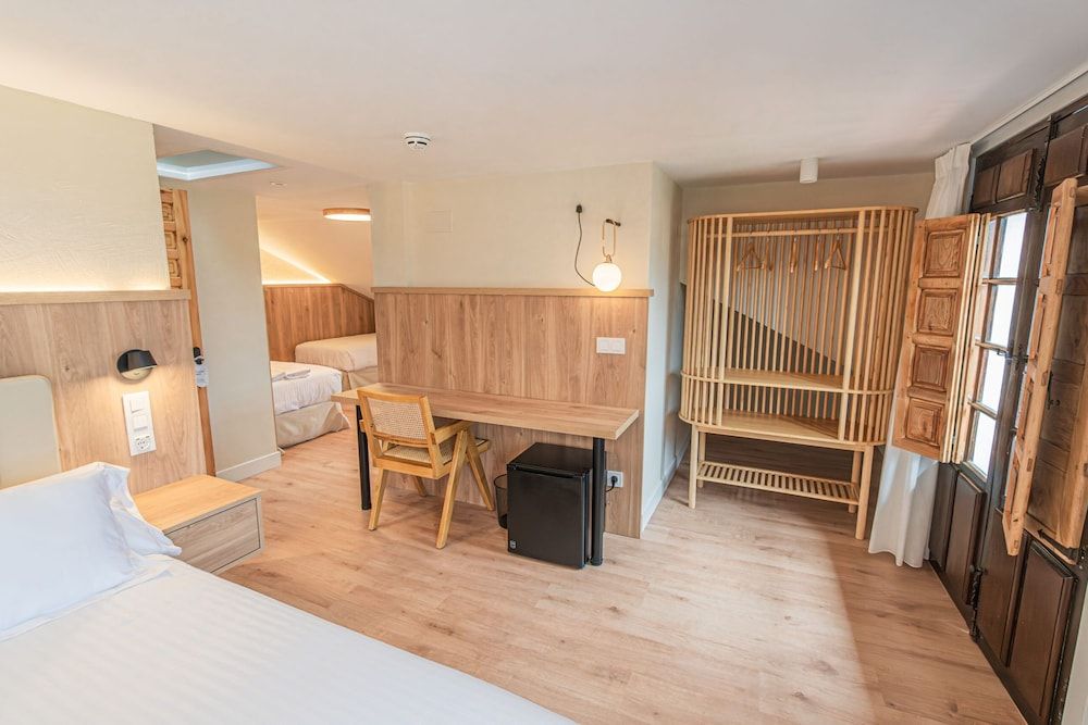 Hotel Bestprice Santillana Deluxe Quadruple Room, City View 5