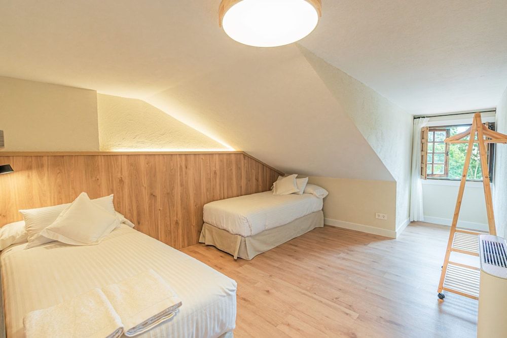 Hotel Bestprice Santillana Deluxe Quadruple Room, City View 4