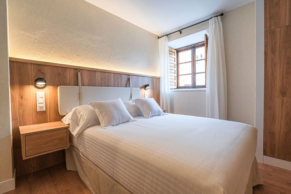 Hotel Bestprice Santillana Deluxe Double Room, City View 2