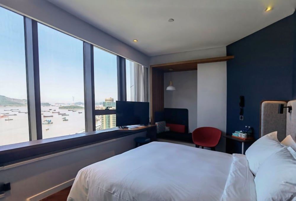 Holiday Inn Express Zhoushan Dinghai by IHG Standard Room, 1 Queen Bed, Ocean View 5