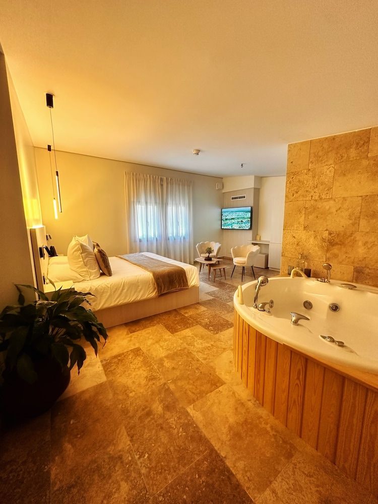 Junior suite with bathtub for individual use with access to the spa