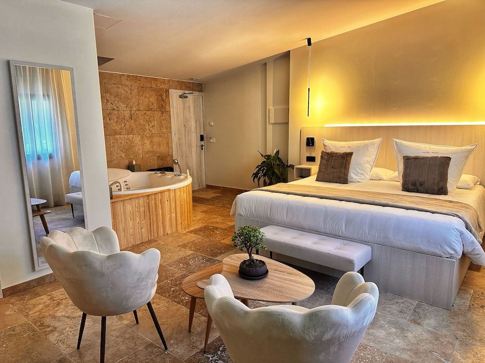 Junior suite with bathtub for individual use with access to the spa