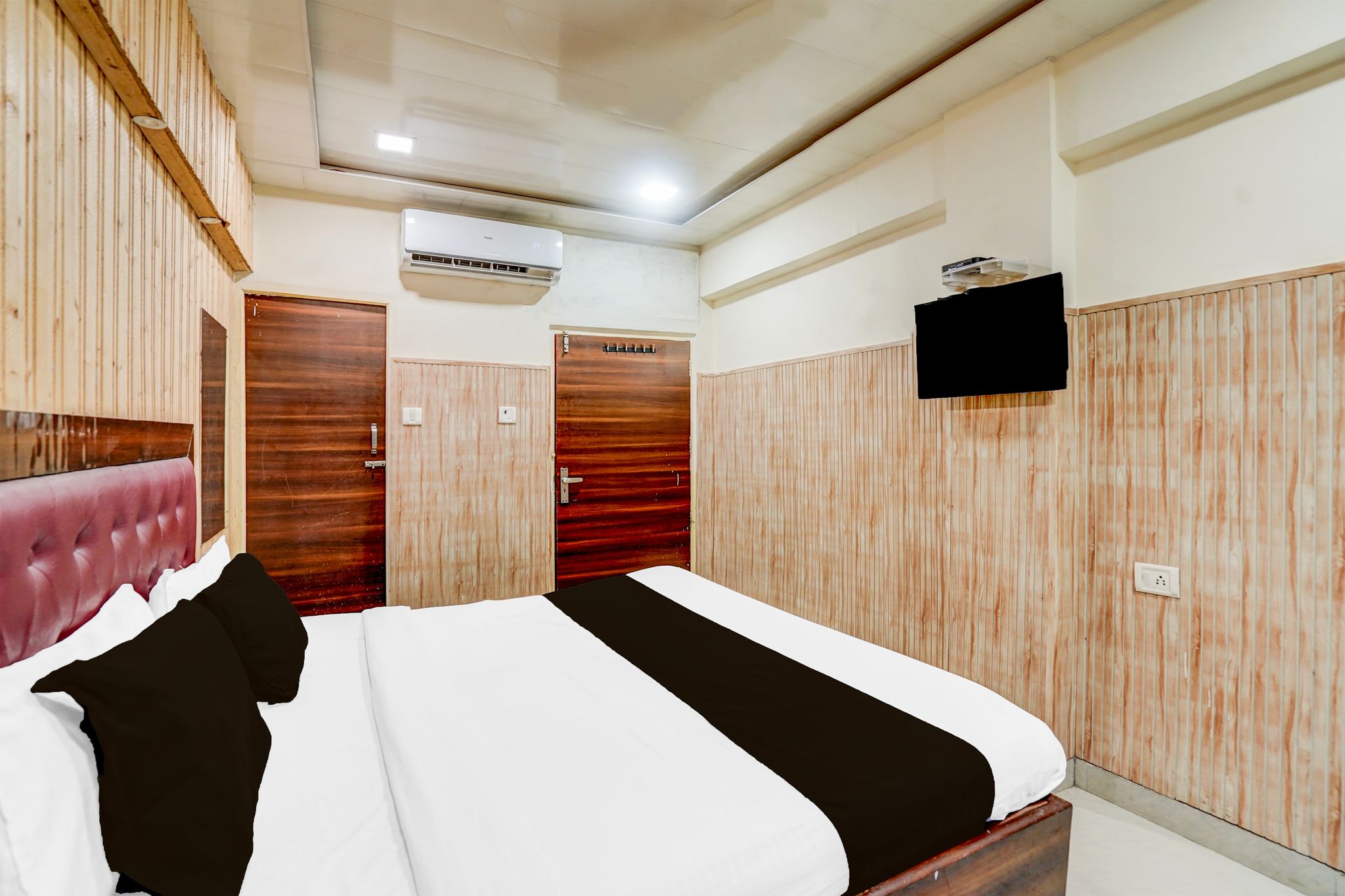 Collection O Tajganj West Gate Formerly Hotel Host CLASSIC 11