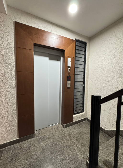 Side Image 2