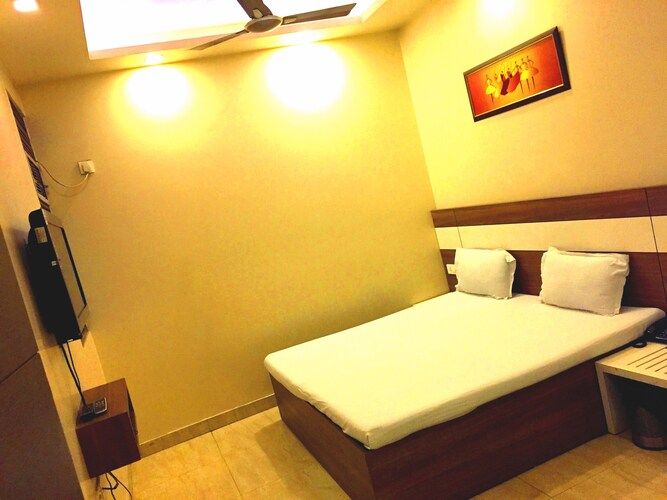 Swiss Hotel SUPERIOR (NON AC) ROOM 2