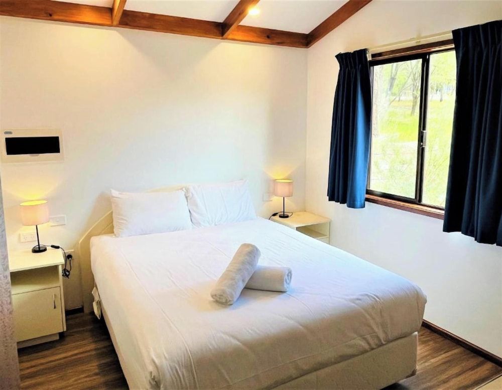 Superior 2 Bedroom Cabin - Sleeps 6