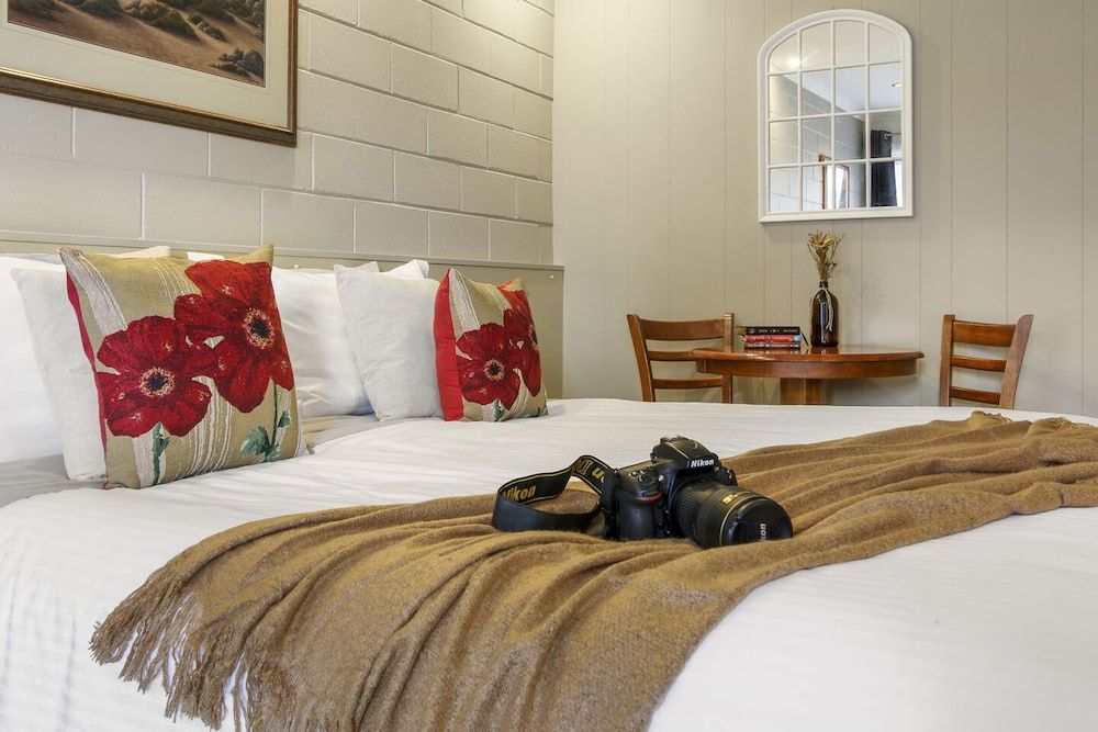 Sandbar Motel Deluxe Room, 1 King Bed 3