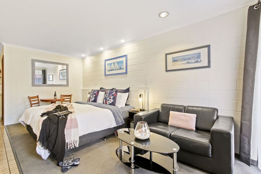 Sandbar Motel Deluxe Room, 1 King Bed 4