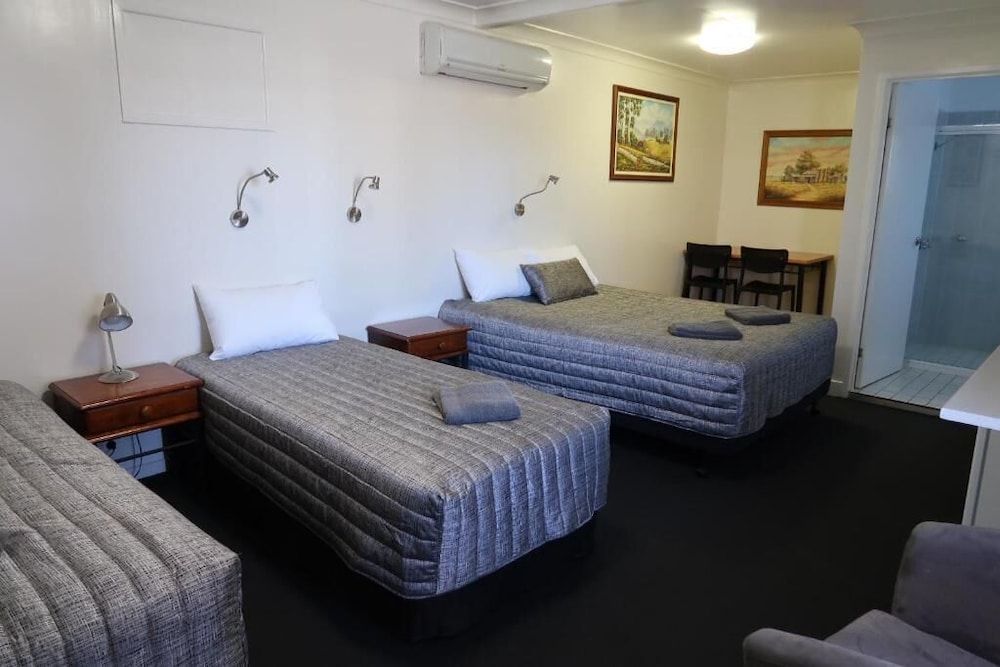 Charleville Waltzing Matilda Motor Inn Family Room, Non Smoking 3