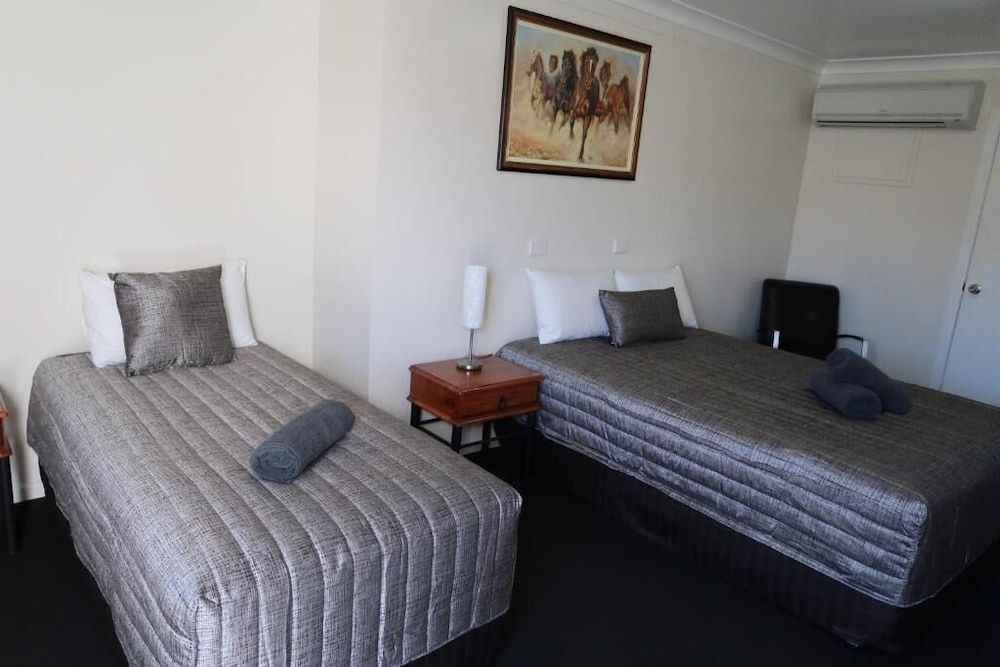 Charleville Waltzing Matilda Motor Inn Deluxe Twin Room 2