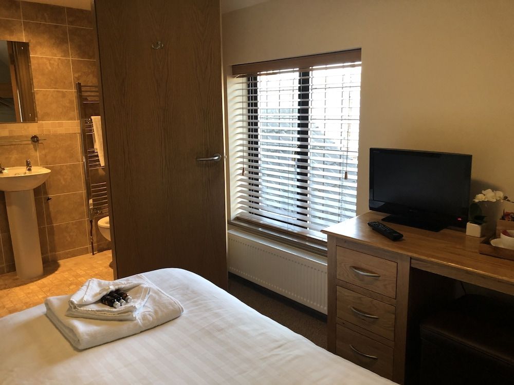 The Elm Tree Inn Classic Double Room 4