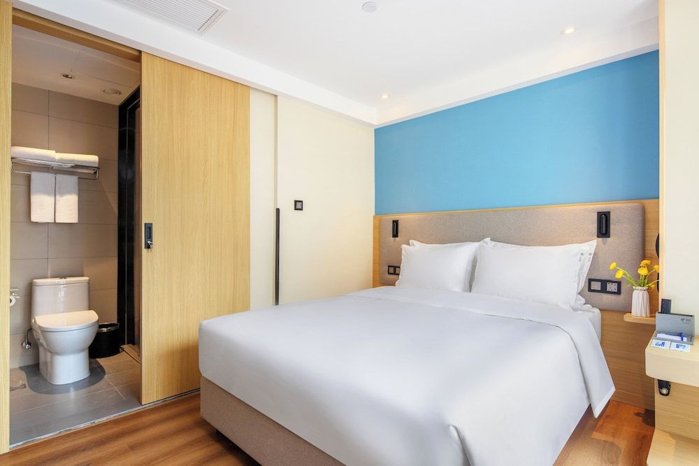 Standard Room, 1 King Bed