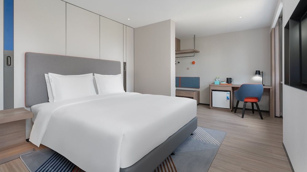 Standard Room, 1 King Bed (Extra Floor Space)