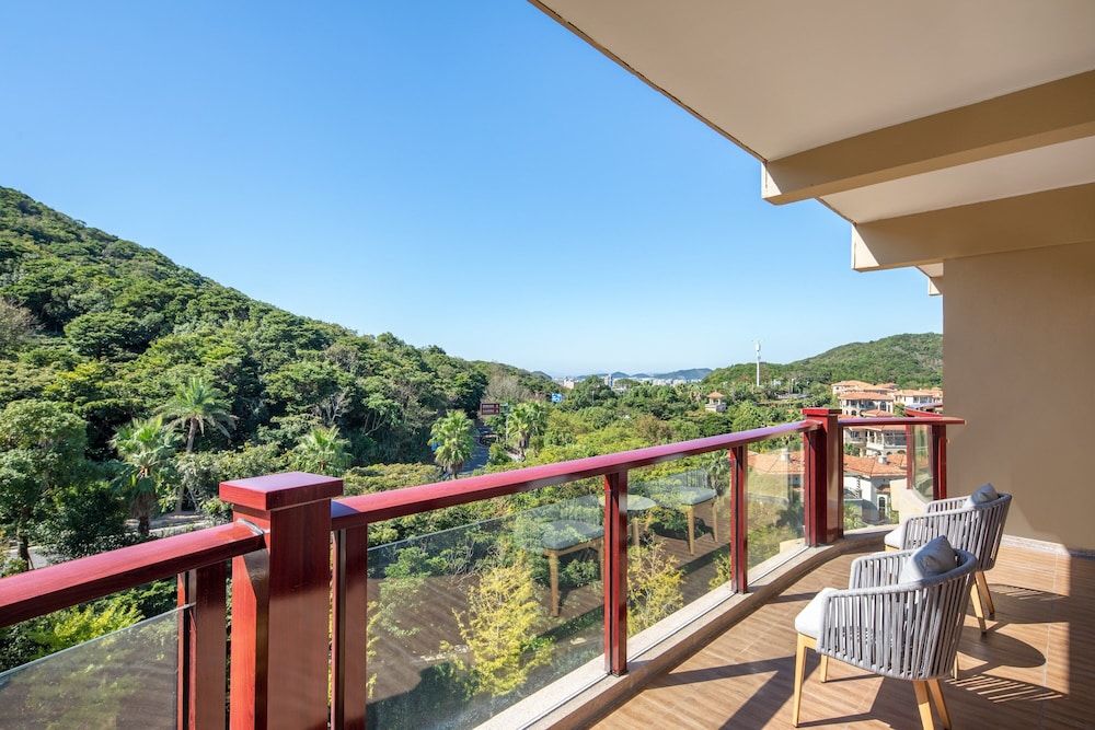 Crowne Plaza Zhoushan Seaview by IHG Suite, 1 Bedroom, Mountain View 3