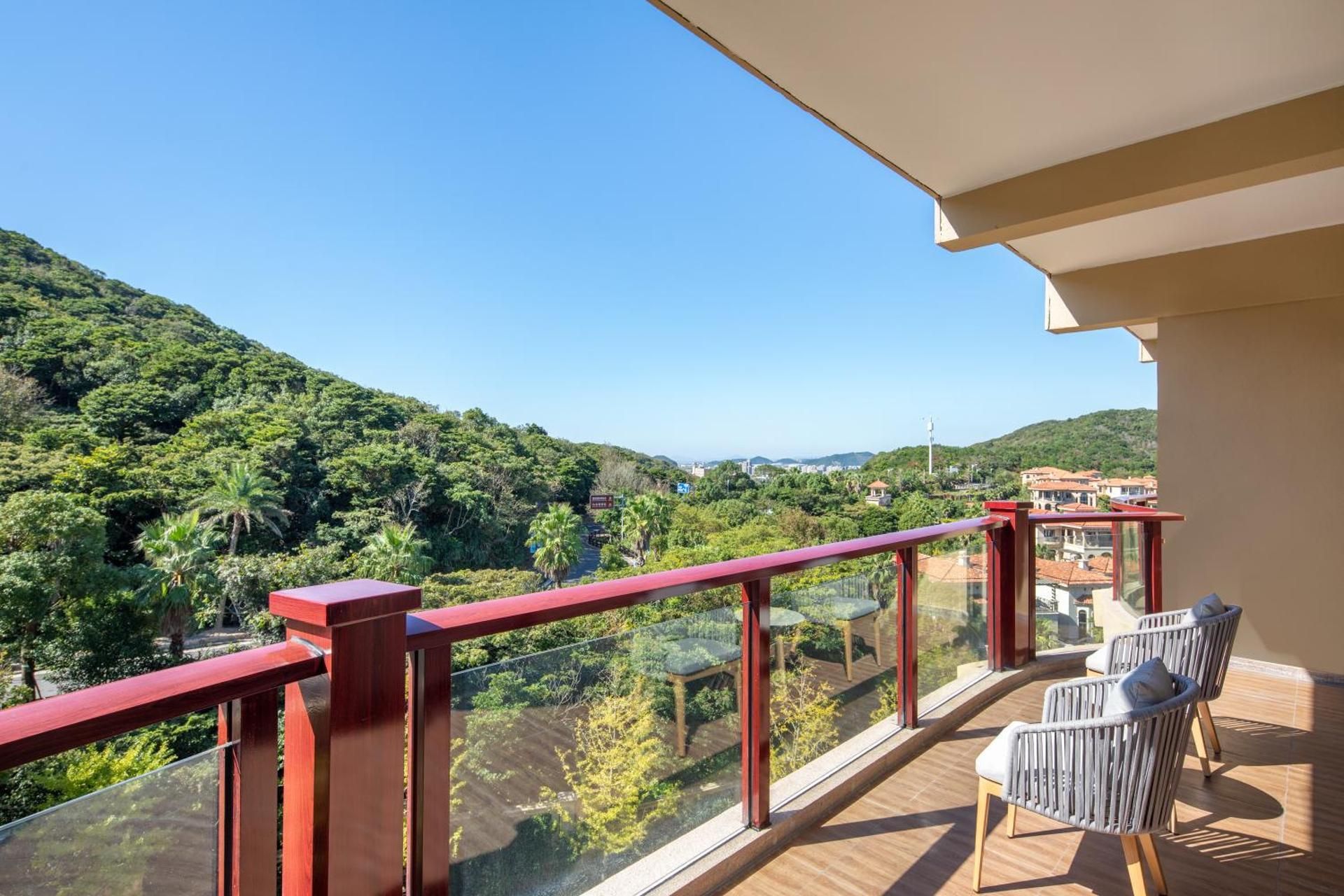 One-Bedroom Suite with Mountain View