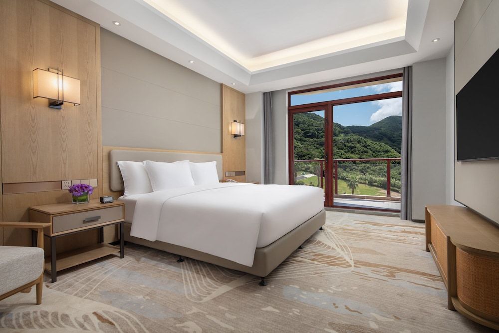 Crowne Plaza Zhoushan Seaview by IHG Suite, 1 Bedroom, Mountain View 2