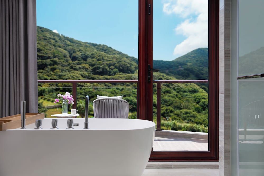 Crowne Plaza Zhoushan Seaview by IHG Suite, 1 Bedroom, Mountain View 5