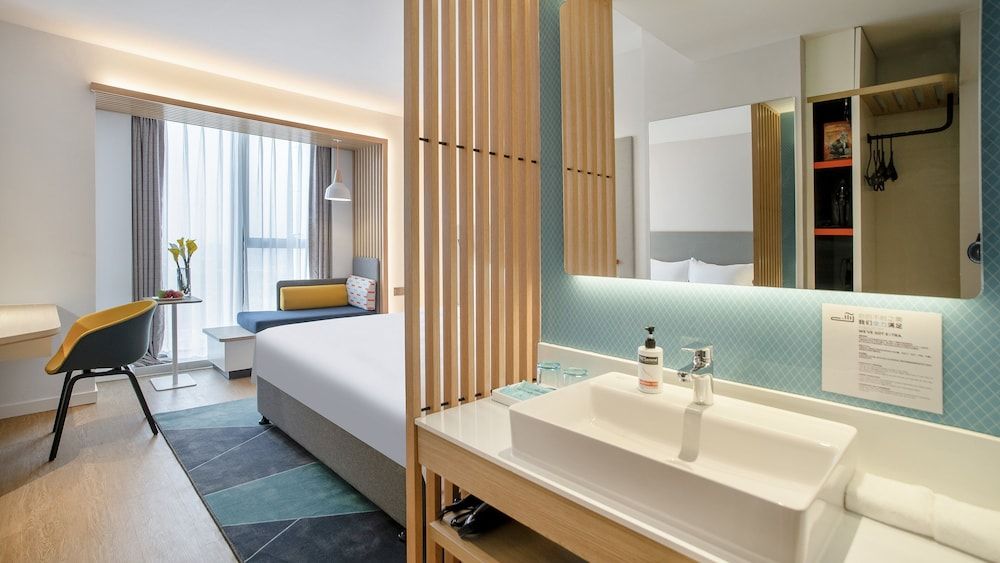 Standard Room, 1 King Bed (Extra Floor Space)
