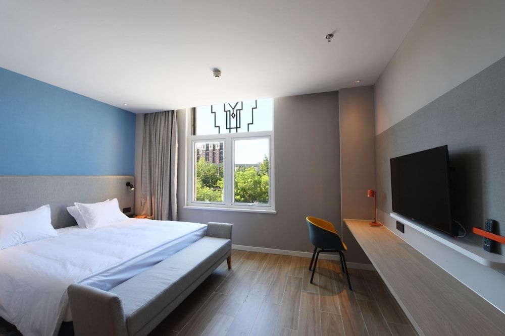 Standard Room, 1 King Bed, City View