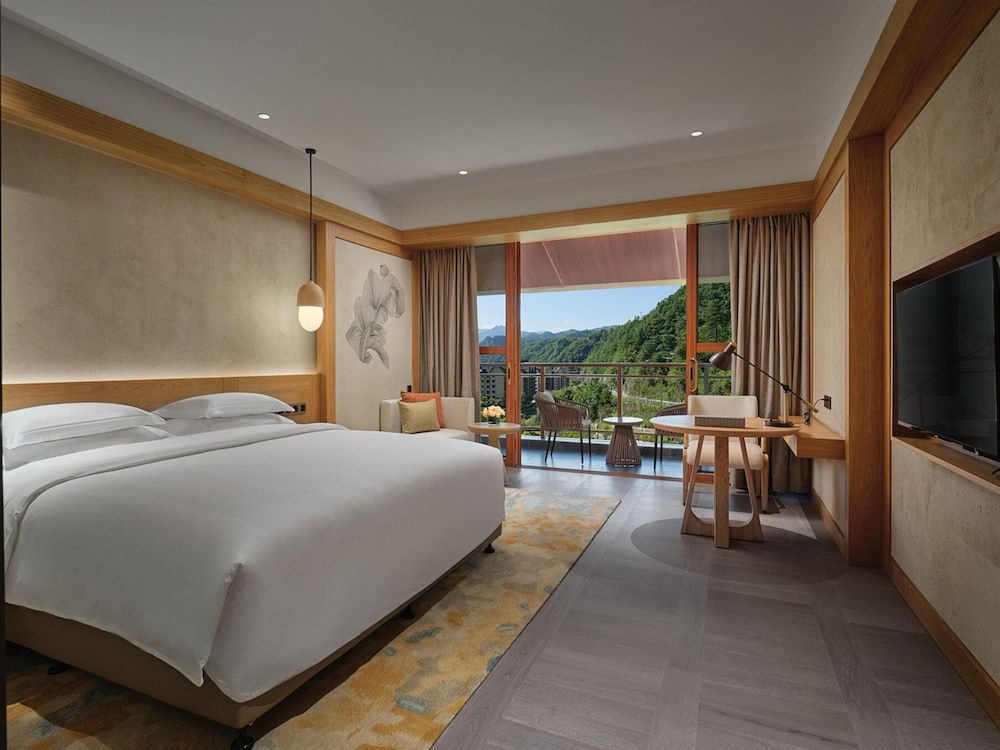 Standard Room, 1 King Bed, Club Lounge Access, Garden View