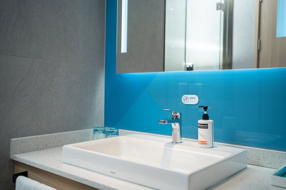 Holiday Inn Express Jiangmen Yinhu Bay by IHG Standard Room, 1 King Bed (Minibar) 5