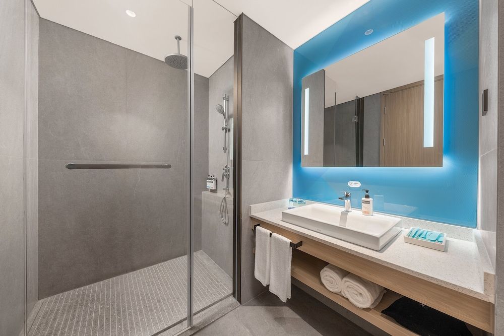 Holiday Inn Express Jiangmen Yinhu Bay by IHG Standard Room, 1 King Bed (Minibar) 6