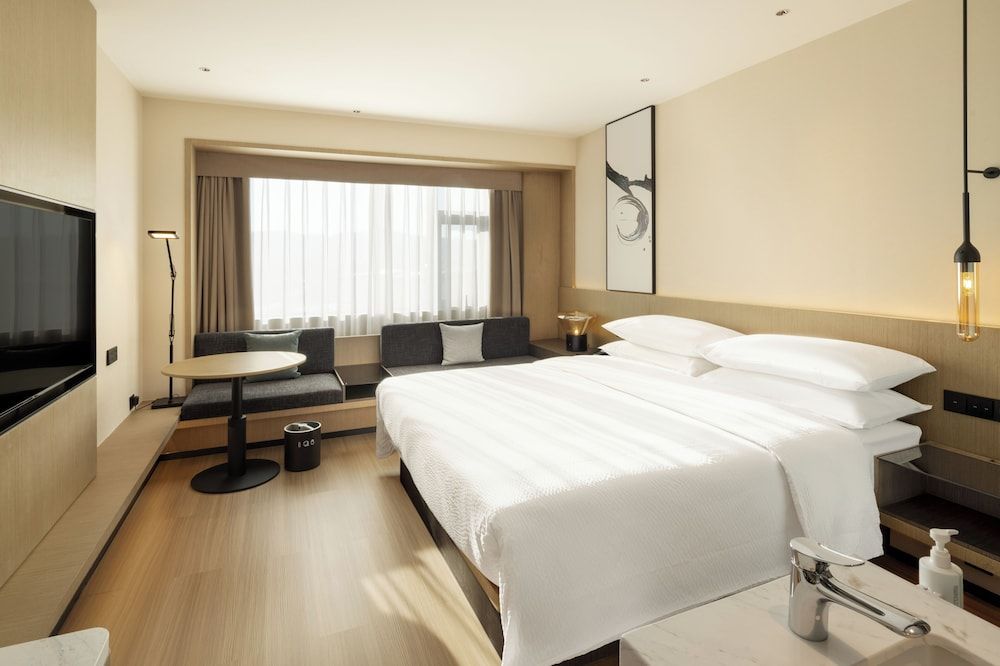 Premium Room, 1 King Bed, City View